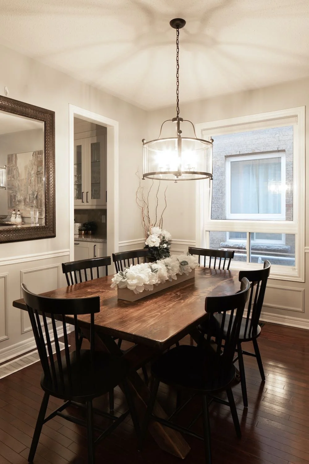 Dining room with a wood table, dark chairs and a pendant light at Mariposa I