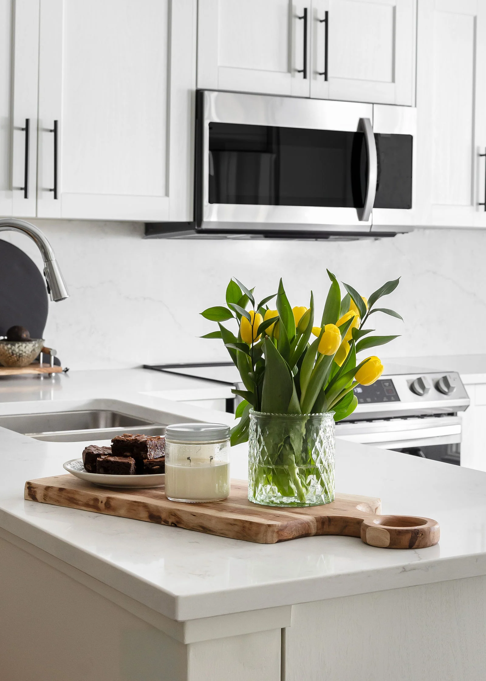 Kitchen surfaces, hardware and cabinetry details